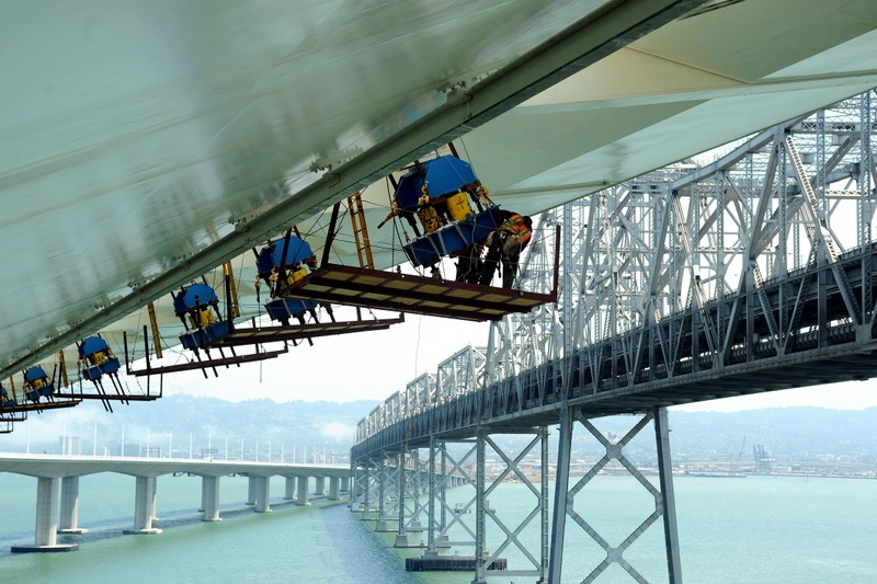 Illustration for article titled An Up-Close Look at the Monumental Task of Building a Bridge
